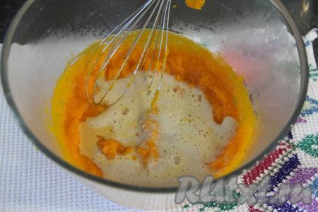 Оставшую тыкву пробить погружным блендером до получения пюре, переложить в глубокую миску, добавить запенившуюся дрожжевую смесь.