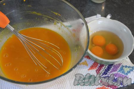 Добавить сырые яйца, ещё раз хорошо перемешать.