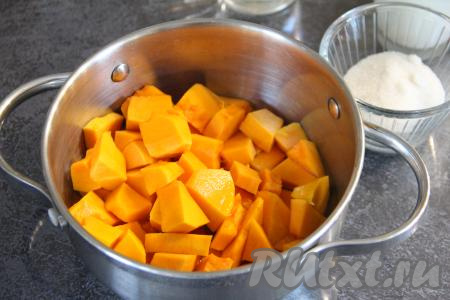 Тыкву очистить от кожуры и волокон с семечками. Для приготовления этих блинов нам потребуется 300 грамм очищенной тыквы. Подготовленную тыкву нарезать на небольшие кубики (я нарезала на кубики размером 1,5 на 1,5 сантиметра), выложить в кастрюлю, влить 200 миллилитров воды.