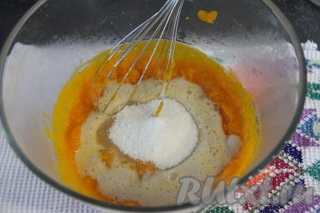 К тыкве и дрожжевой смеси всыпать соль и сахар, перемешать массу венчиком.