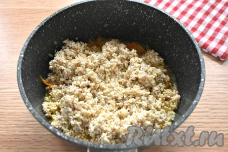 Ячневую крупу очень хорошо промываем водой, откидываем на сито, чтобы убрать лишнюю воду. К тушёнке, обжаренной с овощами, добавляем подготовленную ячневую крупу, по вкусу солим и перчим (можно добавить свои любимые специи и приправы), перемешиваем.