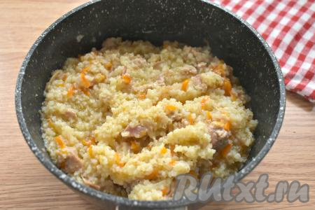 Кастрюлю накрываем крышкой и варим ячневую кашу с тушёнкой 25 минут, периодически перемешиваем. Выключаем огонь и даём блюду потомиться под крышкой минут 10.