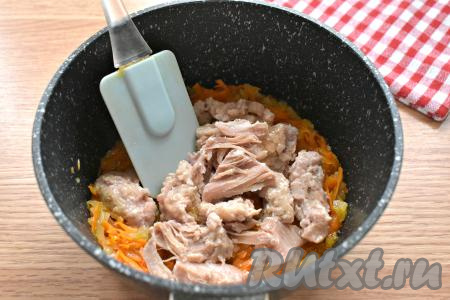 Перекладываем к жареным овощам тушёнку (я добавила тушёнку вместе с жиром). Я использовала тушёнку из свинины, подойдёт также тушёнка из говядины или курицы. Перемешиваем и обжариваем 5 минут, разминая кусочки тушёнки лопаточкой.