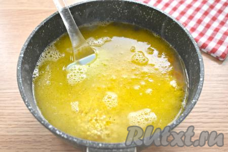 Тушёнку с ячневой крупой заливаем 2 стаканами горячей воды, доводим до кипения и убавляем огонь до минимума.