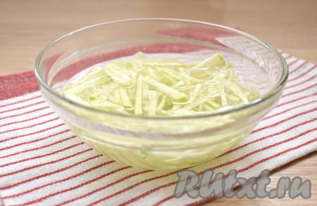 Для того чтобы редька не горчила, перекладываем её в небольшую миску, заливаем полностью холодной водой и оставляем минут на 20. Спустя это время редьку отжимаем. 