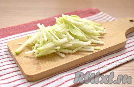 Заранее для салата "Ташкент" отвариваем куриное филе в течение 30 минут после закипания воды. Яйца варим 10 минут после закипания воды. Даём варёным яйцам и куриному мясу остыть. После остывания филе и яиц приступаем непосредственно к приготовлению салата. Очищаем зелёную редьку и нарезаем её соломкой.