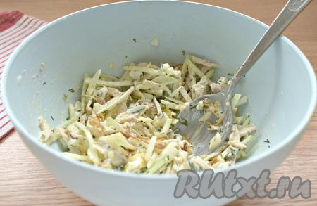 Отжатую от воды зелёную редьку, обжаренный лук, нарезанные мясо курицы, яйца и зелень соединяем в миске, заправляем майонезом, по вкусу солим и перчим. Перемешиваем и салат "Ташкент" готов. Из указанного количества ингредиентов получается 2 порции.