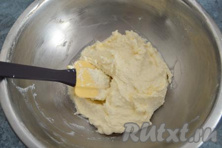 Перемешать творожную массу, тщательно растирая творог с сахаром и яйцом.