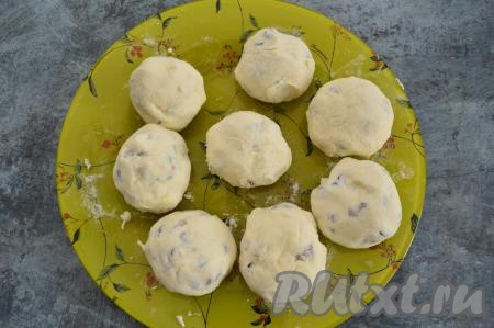 Сформировать все сырники и обвалять их в рисовой муке.