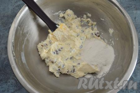 Вмешать изюм в творожную массу и начать по столовой ложке добавлять рисовую муку, каждый раз полностью вмешивая её.