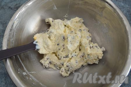 Тесто для сырников не забивайте рисовой мукой, как только творожная масса станет держаться на ложке, из неё можно будет сформировать влажными руками сырник, значит больше муку не добавляйте. Я всего добавила 35 грамм рисовой муки - это примерно 2 столовых ложки. Конечно, количество рисовой муки, которое придётся добавить, во многом зависит от влажности творога и размера яйца. Так что лучше ориентируйтесь на консистенцию теста. Если добавить много муки, то вкус сырников будет страдать, они будут напоминать по вкусу резину.