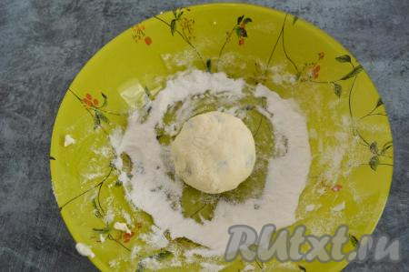 В глубокую тарелку насыпать примерно 1,5 столовых ложки рисовой муки. Из указанного количества ингредиентов я обычно формирую 8 сырников, поэтому и творожное тесто зрительно делю на 8 частей. Влажными руками из части творожного теста сформировать круглый сырник и сразу обвалять его в рисовой муке со всех сторон. Я очень советую каждый сырник формовать именно влажными руками, тогда и форму легче будет придавать сырнику, и в муке он будет обваливаться хорошо - а это очень важно для этого блюда.