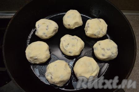 Сковороду хорошо разогреть с растительным маслом. Выложить на сковороду все заготовки сырников. У меня большая сковорода диаметром 28 сантиметров, на неё без проблем поместились все сырники. Если у вас сковорода поменьше, то пожарьте сырники в два захода, но тогда предварительно обваливайте в рисовой муке столько сырников, сколько сможете одновременно пожарить на сковороде.