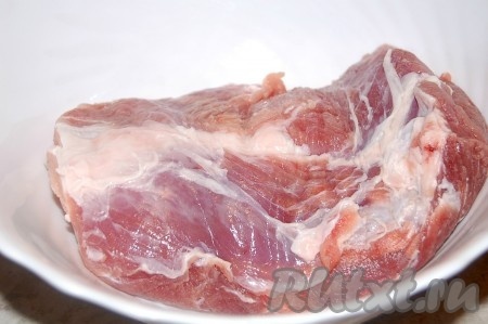 Кусок свинины обмыть и обсушить.