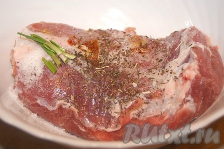 Натереть кусок мяса любимыми специями и солью со всех сторон. Специи для мяса выбирайте, которые вам нравятся. Можно использовать и готовые наборы специй для мяса, которые продаются практически в любом продуктовом магазине. 