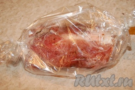 Отрезать рукав нужного размера и поместить в него кусок свинины. Крепко завязать рукав с двух сторон прилагающимися клипсами. Если клипс для рукава у вас нет, то просто отрежьте 2 полоски от рукава шириной 1 сантиметр и завяжите ими концы рукава с двух сторон.