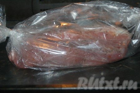 Поместить рукав с целым куском свинины на противень и отправить в духовку, заранее нагретую до 200 градусов, на 50 минут. Не нужно подливать на противень никакой воды.