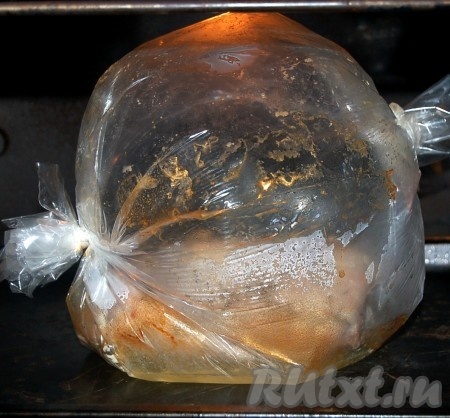 Через какое-то время рукав в духовке раздуется - это нормально.