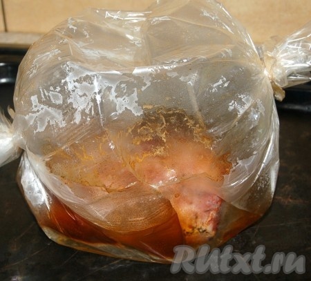 Через 50 минут достать свинину в рукаве из духовки. Рукав аккуратно разрезать. На дне рукава будет сок, выделившийся из мяса в процессе запекания. Готовность свинины можно проверить, сделав разрез на мясе. Разрез должен быть без розовых вкраплений.