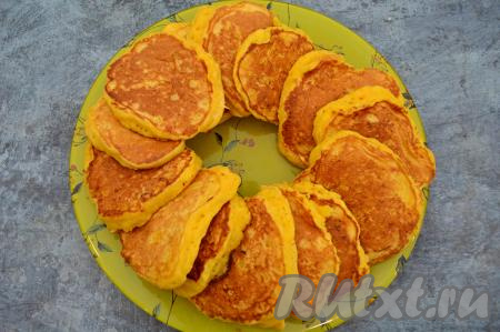 Перемешивая тыквенное тесто перед жаркой очередной порции оладий, постепенно пожарить все оладушки. Всего у меня получилось 14 штук.