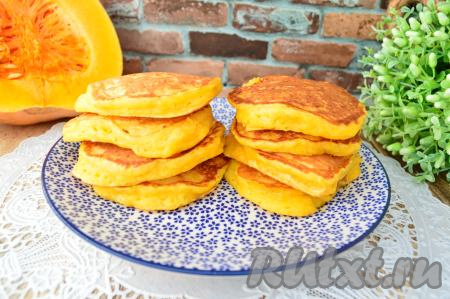 Пышные, мягкие оладьи, приготовленные из тыквы с манкой на кефире, можно сразу подавать к столу. Когда кушаешь этот солнечный оладушек, даже не замечаешь, как он исчезает во рту, уж больно он нежный.