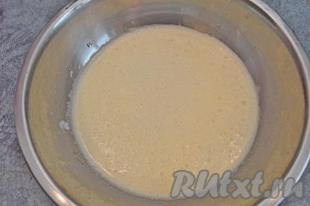 Кефир вступит в реакцию с содой, масса покроется пузырьками и вырастет в объёме. 