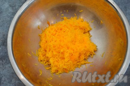 Пока манка набухает, можно заняться тыквой. Очистить от кожуры и семечек кусочек тыквы. Нам потребуется 300 грамм уже очищенной тыквы. Натереть подготовленную тыкву на мелкой тёрке.