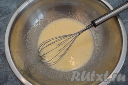 Взбить венчиком сахар с яйцом в течение 1-2 минут. В процессе взбивания венчиком сахар растворится и яичная смесь станет более светлой, слегка увеличится в объёме.