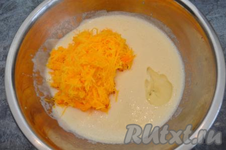 По прошествии 10 минут в миску с кефирно-манной смесью влить растительное масло, добавить натёртую тыкву.