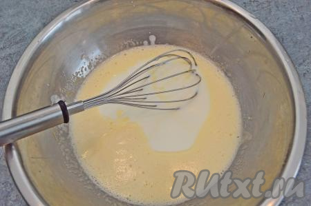 В получившуюся яичную смесь влить кефир комнатной температуры, всыпать соду, очень хорошо перемешать венчиком и оставить на 4-5 минут.