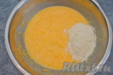 Перемешать массу до однородности и начать частями подсыпать муку, каждый раз вмешивая её в тыквенное тесто.
