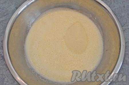 Затем всыпать в миску манку, перемешать венчиком, оставить на 10 минут, чтобы манка набухла.