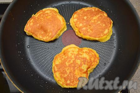Жарить оладьи из тыквы с манкой на среднем огне по 2-3 минуты с каждой стороны. Оладушки должны подрумяниться и хорошо прожариться. Готовые оладьи переложить на тарелку.