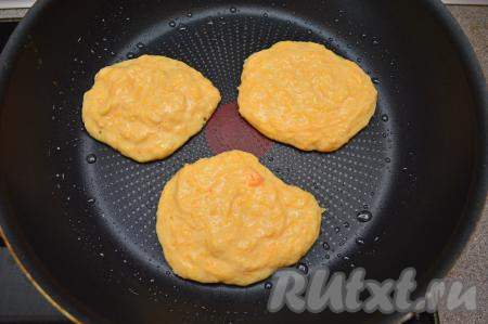 Сковороду хорошо разогреть с растительным маслом. Выкладывать на сковороду по 1,5 столовых ложки тыквенного теста в виде круглых оладушек.