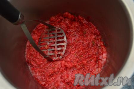 Как только клубника разморозится настолько, чтобы её можно разминать толкушкой, переложить ягоды в кастрюлю. Размять клубнику толкушкой до получения пюре.