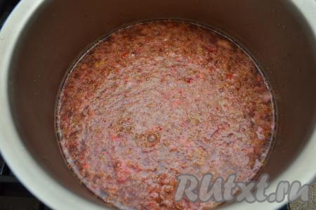 Отдельно вскипятить 1,5 литра воды (я вскипятила в электрочайнике). Влить кипящую воду в кастрюлю с клубничным пюре, смешанным с сахаром, перемешать и поставить на достаточно сильный огонь.