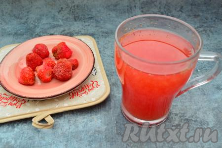 Очень вкусный, насыщенный, в меру сладкий морс из замороженной клубники готов. Польза от такого домашнего напитка - максимальная!