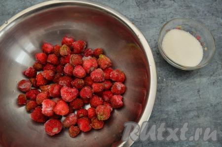 Подготовить продукты для приготовления морса из замороженной клубники. Замороженную клубнику разморозить в течение 10-15 минут.