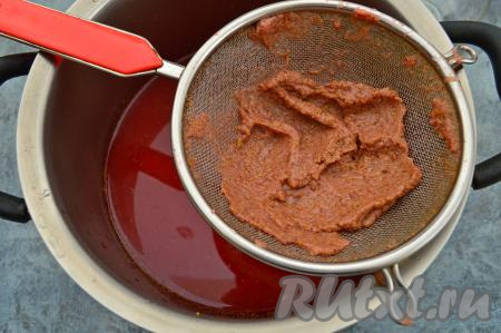 Процедить получившийся морс через сито. В результате процеживания в миске окажется морс без косточек, а в сите будет жмых. Жмых, оставшийся в сите, с помощью столовой ложки тщательно перетереть в миску с морсом. В итоге в сите останется совсем немного практически сухого жмыха с косточками. Жмых выбросить.