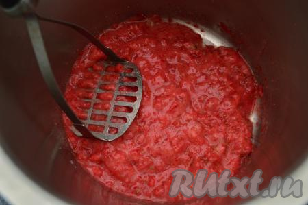 Размять толкушкой сахар с клубничным пюре до получения однородной массы.