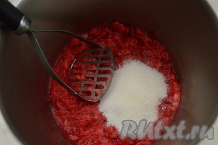 В кастрюлю с клубничным пюре всыпать сахар.
