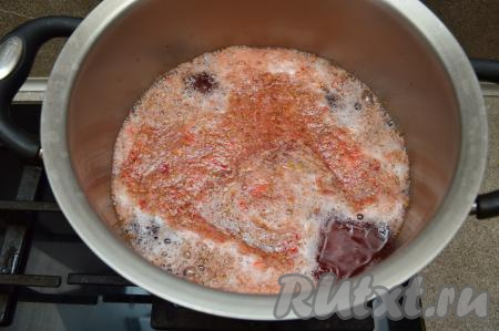 Довести клубничный морс до кипения и сразу снять с огня. Таким способом мы максимально сохраняем полезные свойства клубники. Накрыть кастрюлю крышкой и дать остыть в течение 10-15 минут.