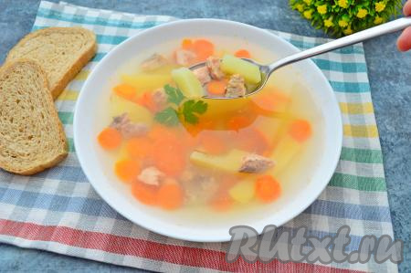 Вкусный, аппетитный, насыщенный суп, сваренный из головы и хвоста горбуши, разлить по тарелкам, по желанию, посыпать зеленью и подать к столу.