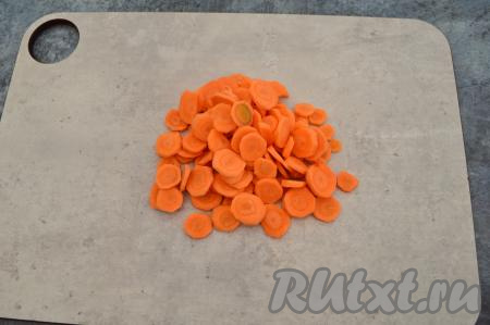 Морковку и картошку очистить. Нарезать морковь на небольшие кружочки.