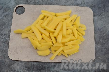 Картошку нарезать на средние брусочки.
