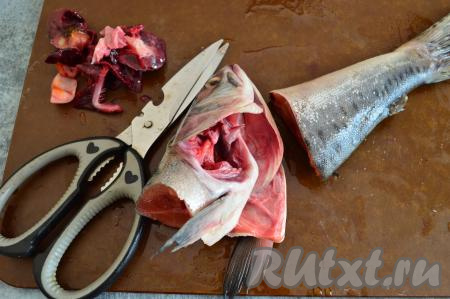 Из головы рыбы вынуть жабры при помощи кулинарных ножниц или ножа. Хорошо промыть голову и хвост под проточной водой.