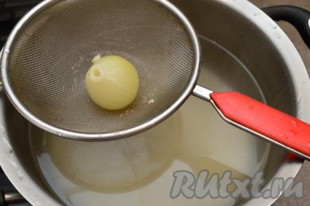 Процедить рыбный бульон через сито, удалить луковицу. Лук нам больше не понадобится. Кастрюлю с процеженным бульоном поставить на огонь.