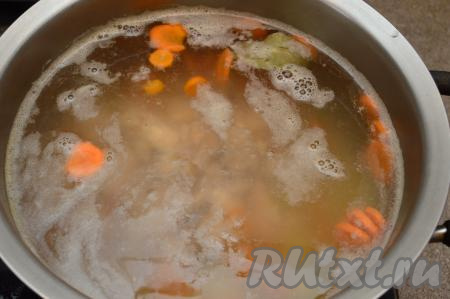 После того как картошка с морковью проварятся в бульоне 10 минут, добавить в кастрюлю филе горбуши, лавровый лист, посолить, довести до кипения и варить на небольшом огне минут 7-10 (до готовности овощей, полностью готовые картофель с морковкой будут легко прокалываться вилкой).