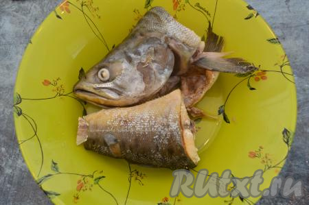 Затем переложить голову и хвост горбуши из бульона на тарелку, оставить остывать.