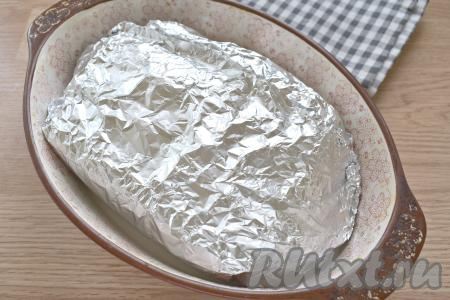 Накрываем купаты с овощами свисающими краями фольги, плотно скрепляя края.